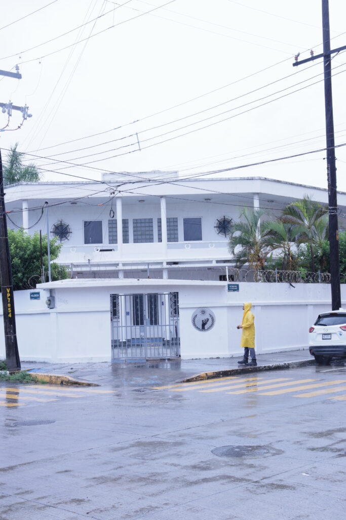 Bajo la lluvia, jubilados de CFE y Pemex llevan su lucha ante Derechos Humanos en Veracruz img 4930
