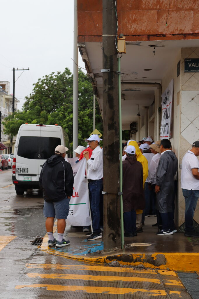 Bajo la lluvia, jubilados de CFE y Pemex llevan su lucha ante Derechos Humanos en Veracruz img 4937