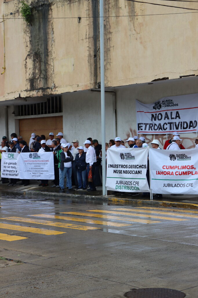 Bajo la lluvia, jubilados de CFE y Pemex llevan su lucha ante Derechos Humanos en Veracruz img 4940