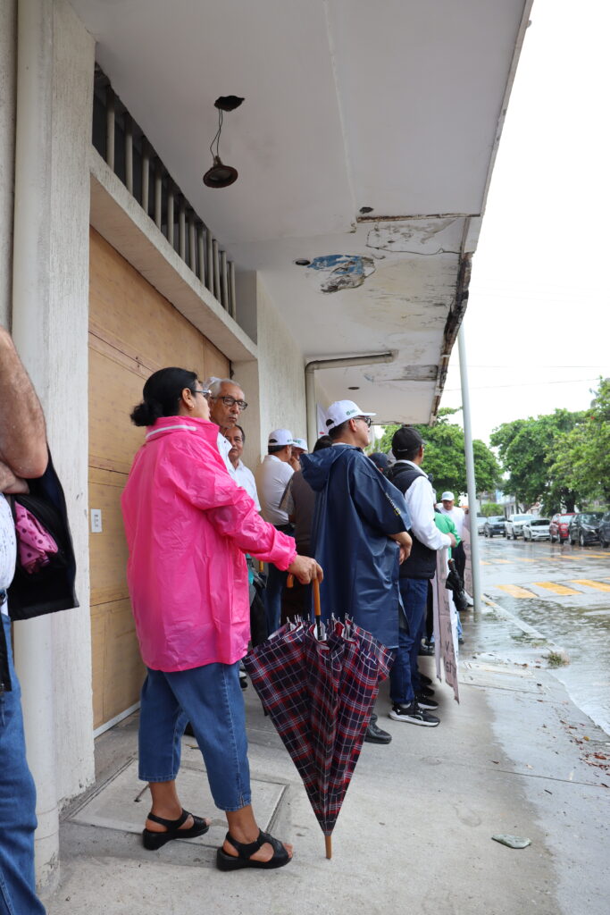Bajo la lluvia, jubilados de CFE y Pemex llevan su lucha ante Derechos Humanos en Veracruz img 4961