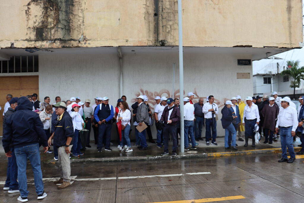 Bajo la lluvia, jubilados de CFE y Pemex llevan su lucha ante Derechos Humanos en Veracruz img 4964